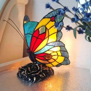 Lampe de table Tiffany de style pastoral artisanale, design papillon en verre pour salon, café - Lustres, luminaires suspendus - Product Image 3