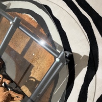 Table basse ronde moderne de luxe en verre avec base en bois de frêne noir à grille, table centrale avec design à poutres pour salon