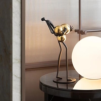 Statue moderne en métal noir et or de l'homme avec boule, pour décoration de bureau à domicile, pièce de décoration pour anniversaire