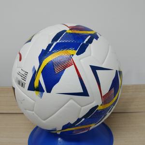 Ballon de football d'entraînement professionnel, design populaire, taille 5, cousu à la machine, en PVC et PU, pour les matchs sportifs en plein air, haute qualité - Product Image 3
