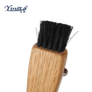 Calzador Yinste con mango de madera y cepillo negro para calzar y limpiar zapatos fácilmente - Product Image 4