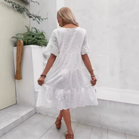 Robe mi-longue en tricot style A, vintage, brodée de dentelle ajourée, manches cloche - Élégance française décontractée pour l'été