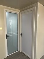 Ces maisons conteneurs légères et pliables peuvent être installées rapidement et personnalisées en couleur, avec un design moderne de style médiéval.