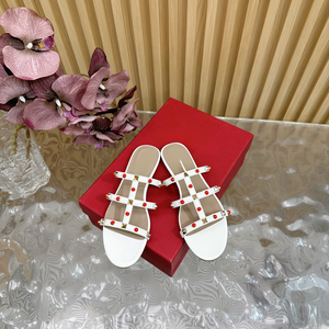 Sandales plates à plusieurs brides blanches avec des accents de perles rouges et de clous dorés pour femmes - Product Image 1