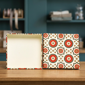 Boîte cadeau carrée rigide décorative avec motif floral rouge, en carton recyclable aseptique, fermeture magnétique, impression offset - Product Image 5