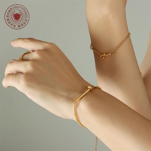 Pulsera de la Suerte Popular de Acero Inoxidable, Bañada en Oro, con Dije de Nudo, Joyería - Product Image 4