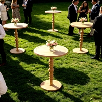 Table de cocktail sur pied en bois tourné, style vintage, pour événements et mariages, avec plateau rond en placage, à louer