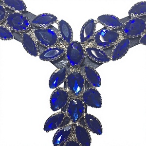 Diadema de Cuero Azul de Lujo con Cristales en Forma de V, Hecha a Mano y Personalizable, Accesorio para Exhibiciones Ecuestres - Product Image 1