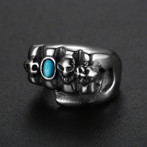 Bague unisexe en acier inoxydable, motif poing de motard, crâne, fleur-de-lys, trèfle, diamant taillé, design Outlaw, dorée, pour mariage/fiançailles - Product Image 2