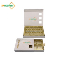 Boîte en carton élégante personnalisée de 12 chocolats au caramel avec couvercle à fermeture magnétique et inserts dorés pour bonbons, truffes sucrées