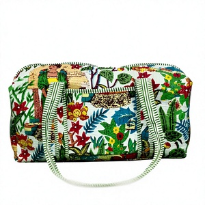 Esta bolsa de lona acolchada hecha a mano. Presenta un estampado vibrante de inspiración tropical. que transforma el día a día. Viaje desagradable. - Product Image 3