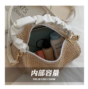 Sac de plage mini en plastique imitation paille pour femme avec poignée en similicuir – Vente en gros pour l'été - Product Image 4