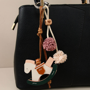 QY Llavero Caballo Mecedor De Cuero PU Colgante Para Bolso Con Bola Tejida Para Mujeres - Product Image 4
