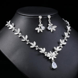 Conjunto de Joyería de Moda Coreana para Novia: Collar y Pendientes de Plata con Circones, Diseño Cristiano, Novedad al por Mayor - Product Image 2