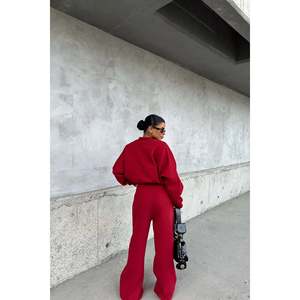 Conjunto de traje rojo con detalles de cremallera para mujer - Product Image 1