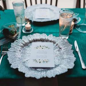 Platos Base Irrompibles de Plástico Plateado de 13 Pulgadas con Diseño de Arrecife y Acabado Metálico para Recepciones de Boda al por Mayor - Product Image 6