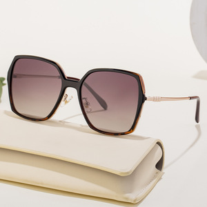 Nouvelles lunettes de soleil polarisées carrées pour femmes, protection UV400, monture en métal TR, verres TAC, couleur noire, style conduite en extérieur et pêche - Product Image 2