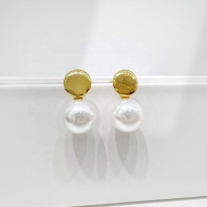 Boucles d'oreilles élégantes rétro en argent sterling 925 plaqué or 18 carats, forme nœud, perle de coquillage, tendance, uniques, pour femme, prix usine. - Product Image 5