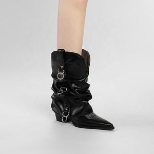 <span class=keywords><strong>Bottines</strong></span> de cow-boy mi-mollet pour <span class=keywords><strong>femme</strong></span>, à bout pointu, <span class=keywords><strong>talon</strong></span> carré bas, avec boucle à anneau métallique style western et design rehaussant la silhouette - Product Image 2