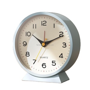 <span class=keywords><strong>Réveil</strong></span> analogique de 4,5 pouces, petite horloge de bureau rétro fonctionnant sur piles, horloge de table en métal silencieuse avec lumière pour la décoration du salon - Product Image 1