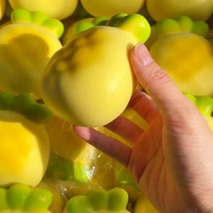 ของเล่นบีบสับปะรด PU นุ่มพิเศษ ยืดหยุ่นช้า ขนาด 10 ซม. ของขวัญคลายเครียดสำหรับเด็กและผู้ใหญ่ ของเล่นบีบ PU ช่วยผ่อนคลาย - Product Image 4