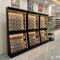 Présentoir moderne en verre pour cartes à collectionner avec base en bois et étagères réglables pour l'affichage en magasin de cartes de baseball
