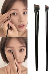 Cepillo delineador de ojos biselado Punta delgada pequeña Hoja de sombra de ojos plana Cepillo inclinado Cabeza plana Gusano de seda Contorno Párpados para cepillar - Product Image 2