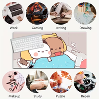 Grand tapis de bureau avec un design interactif de couple de dessins animés ; comprend une base en caoutchouc lavable, tapis de souris de jeu résistant aux taches.