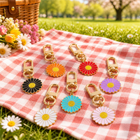 Ensemble de porte-clés marguerites multicolores, breloque fleur en émail souple, porte-clés en métal doré, pendentif de sac, accessoire de voiture, cadeau pour elle