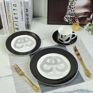 Vente flash : Ensemble de 4 assiettes en céramique de luxe nordique noires pour restaurant, avec boîte cadeau - Product Image 1