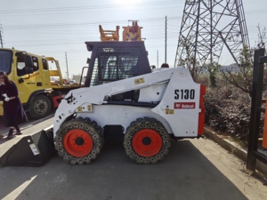 Chargeuse compacte S130 modèle 2023 d'occasion en excellent état, moteur et roulements inclus, équipement de construction à vendre - Product Image 3