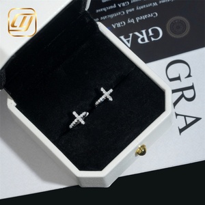 Boucles d'oreilles créoles croisées en argent 925 plaqué rhodium, moissanite taille brillant rond, sertissage à griffes, bijoux religieux unisexe - Product Image 4