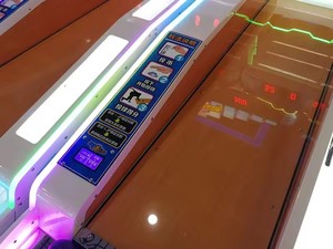 Máquina de Bolos Operada con Monedas, Máquina de Juego de Bolos de 3 Jugadores, Hecha de Plástico Resistente, Juego de Arcade de 3 Pistas <span class=keywords><strong>para</strong></span> Jugar en Interiores - Product Image 3