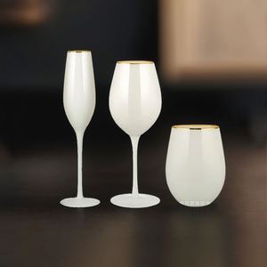 Copas de Vino Tinto de Porcelana Blanca Elegantes de Color Blanco Sólido con Borde Dorado - Product Image 1