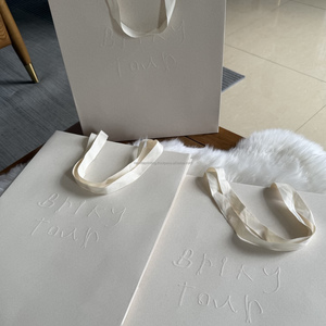 Bolsa de Cartón Personalizada de Lujo Clásico con Logotipo Grabado, Asa de Cinta Reutilizable para Promoción de Calcetines en Tiendas de Ropa - Product Image 4