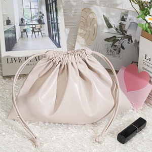 Venta al por mayor logotipo personalizado en relieve maquillaje lápiz labial almacenamiento Pu bolsa de cuero impermeable viaje lavado cosmético bolsa con cordón - Product Image 1