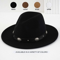 Chapeau de cowboy en feutre blanc en gros avec ceinture à clous noirs et concho argenté, style western