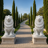 Grande statue de lion sculptée à la main en marbre blanc naturel, sculpture assise pour la décoration d'une villa, d'un jardin ou d'une entrée d'hôtel