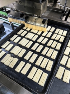 Machine automatique LY Communion pour la fabrication de <span class=keywords><strong>pâte</strong></span> <span class=keywords><strong>feuilletée</strong></span> et la mise en forme de tartes au chocolat salées pour usage industriel - Product Image 2