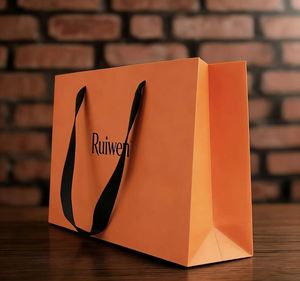 Sac de shopping de luxe en papier couché recyclé avec corde en coton, logo personnalisé, détail ruban, sérigraphie, gaufrage/débossage pour cadeau - Product Image 2