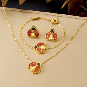 Joli ensemble de bijoux en acier inoxydable plaqué or avec pendentif, collier, bracelet et boucles d'oreilles en émail, motif coccinelle de dessin animé - Product Image 1