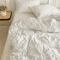 Parure de lit de luxe nordique blanche en polyester, taille King, personnalisée, avec housse de couette unie chic à fleurs froncées pour hôtel (vente en gros)