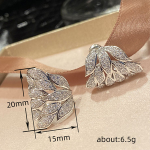 Eleganti Orecchini a Perno a Forma di Foglia per Donne, Accessori per Orecchie con Design a Foglia d'Albero - Product Image 4