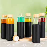 Grosir Pabrik botol air kaca borosilikat tinggi dengan lengan silikon dan tutup bambu