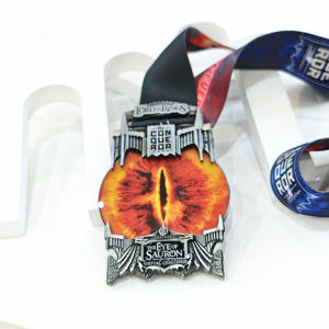 Medaglia Personalizzata in Lega di Zinco Placcata Argento per Sfida Virtuale Ispirata a 'L'Anello del Signore' con 'L'Occhio di Sauron' - Product Image 1