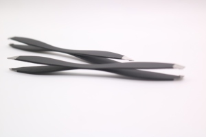 Pinzas de Punta Inclinada con Recubrimiento Negro, Acero Inoxidable, Herramienta de Precisión para Depilación y Diseño de Cejas, Suministro Profesional para Salón de Belleza - Product Image 4