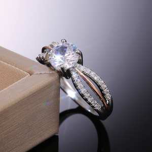 Anello di Diamanti F373 per Donna in Oro Bianco con Diamante Naturale Taglio Brillante Rotondo, Colore G, Pietre Laterali - Product Image 2