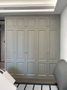 Armadio Moderno in Legno con Ampio Spazio di Archiviazione e Cassetti, Costruzione Robusta per Organizzare i Vestiti in Camera da Letto - Product Image 2