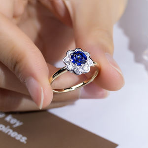 แหวนเพชรแซฟไฟร์เพาะเลี้ยงในห้องปฏิบัติการ ทองคำแท้ 9K สีเหลือง รุ่น MSR-1546 จาก Messi Jewelry สำหรับผู้หญิง - Product Image 3