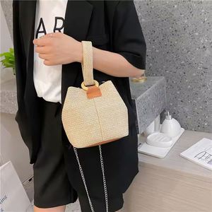 Bolso de cubo de cuero PU personalizado, elegante, cruzado, hecho a mano y con cordón tejido, moderno y portátil. - Product Image 5